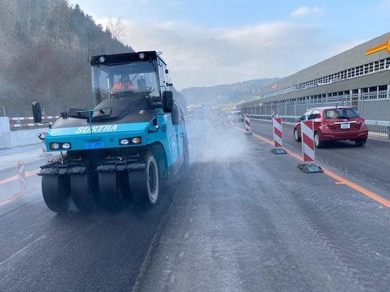 Erneuerung, mit Bushaltestellen und zwei Betonkreisel